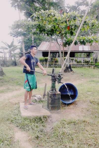 Managing water from the well in Barangay Oro. Source: CODESPA