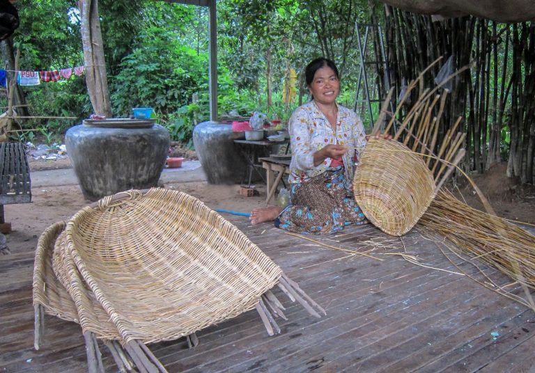 Sou Sokheng weaving their baskets, Phoum Dong. Source: LOLC Cambodia
