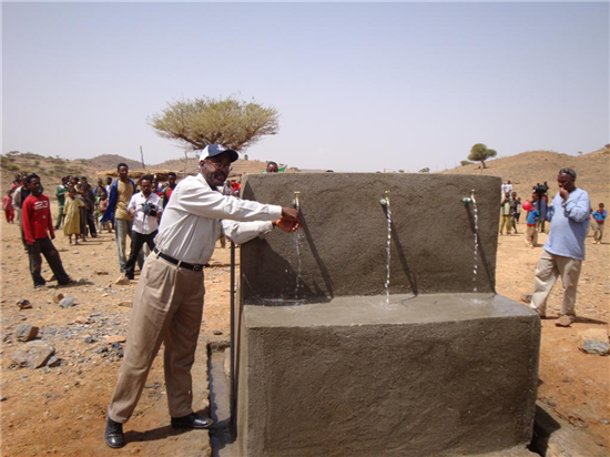 Fountain at the Mai-Kinetal school. Source: A Glimmer of Hope