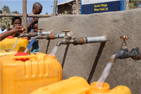 Drums filling at one of the water access points in Senale. Source: A Glimmer of Hope