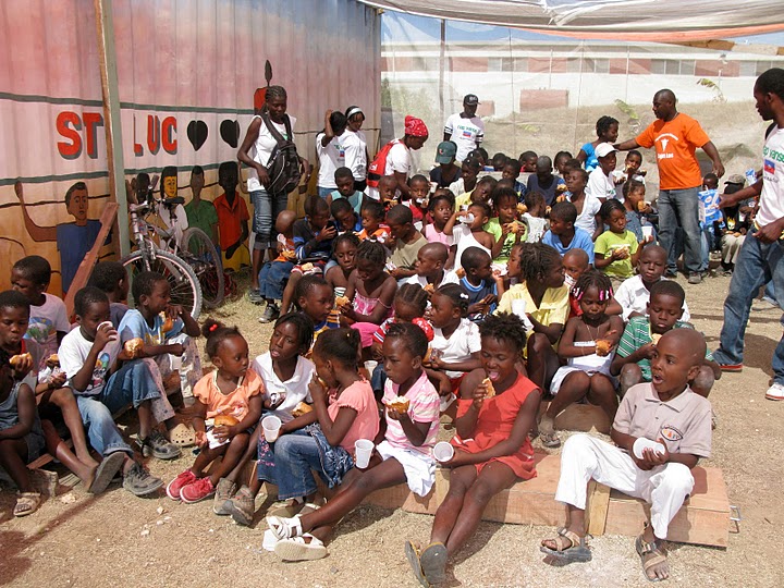 Some of the 500 beneficiaries of the project receive food. Source: Our Little Brothers Foundation