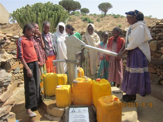 Women filling their water containers. Source: A Glimmer of Hope