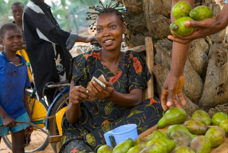 Woman selling mangoes. Source: Valeriya Anufriyeva