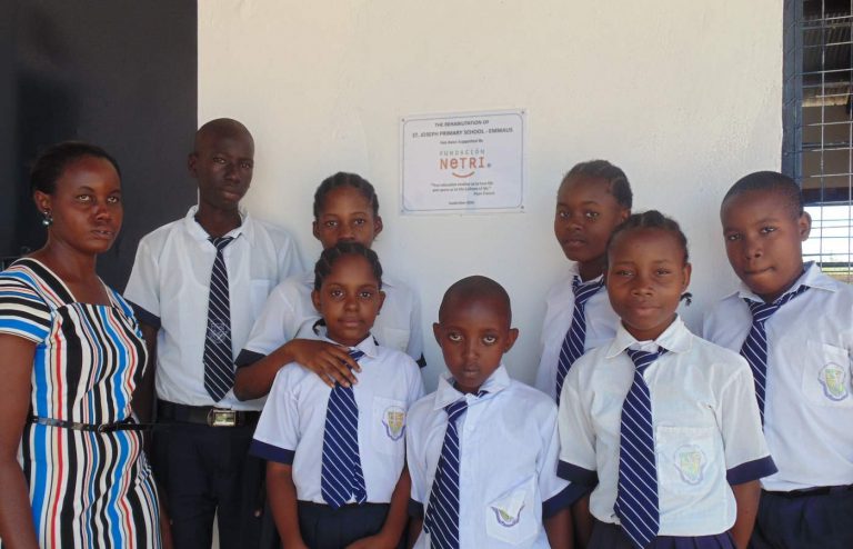 Students and teachers from the San José school. Source: Emmaus Mission