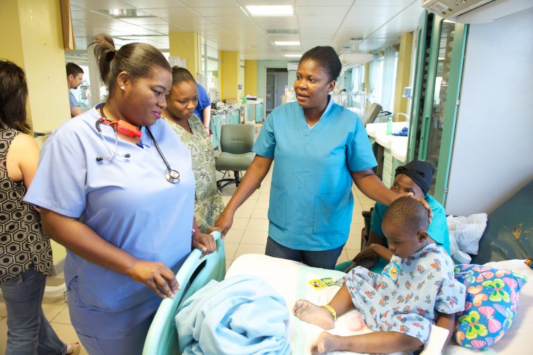 Doctora Joanne y enfermera Chery con paciente en la sala de desnutrición. Fuente: NPH