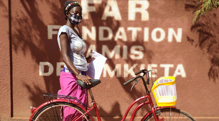 Delivery of a model 4000 bicycle. Source: Amigos de Rimkieta