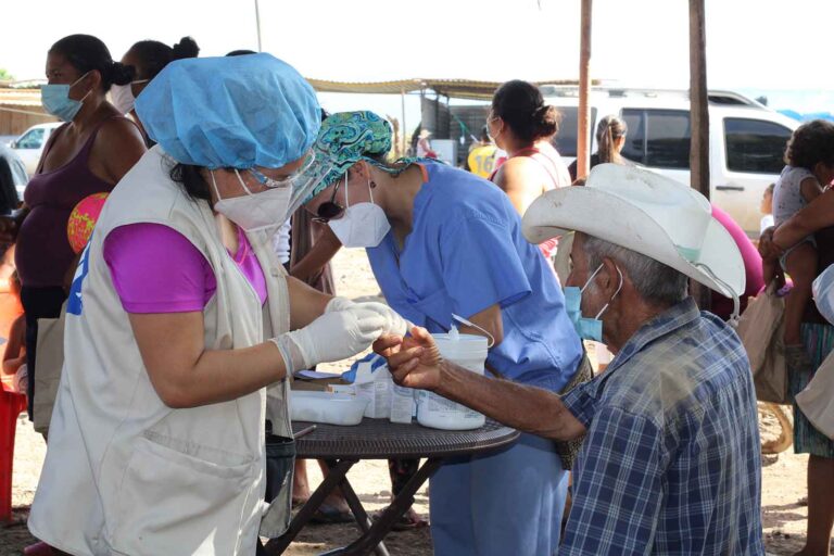 The Nuestros Pequeños Hermanos medical brigade distributes hygiene products, biosafety material and food to the affected population of La Lima (San Pedro Sula). Source: Keyla Suanzo