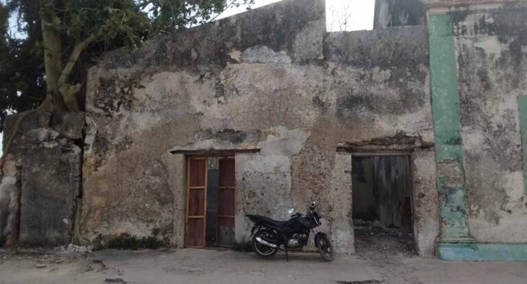 Motorcycle in front of the annexed school spaces. Source: Fundación IBO