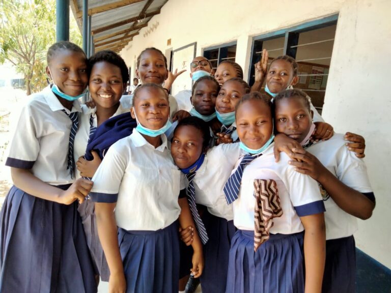 Secondary school students. Fuente: Misión de Emaús