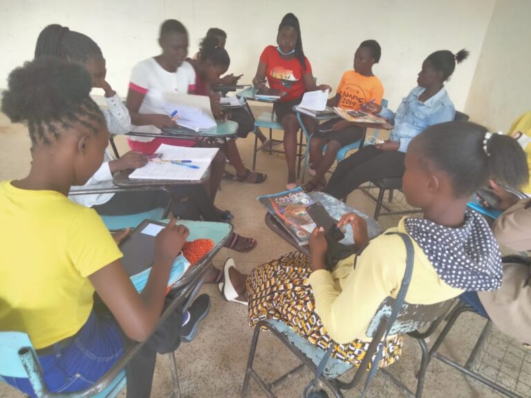 Students at the teacher training center. Source: Misión de Emaús.