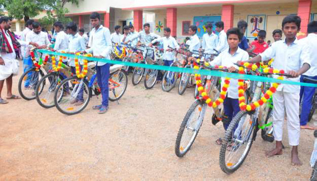 Beneficiaries of bicycles. Source: Fundación Vicente Ferrer