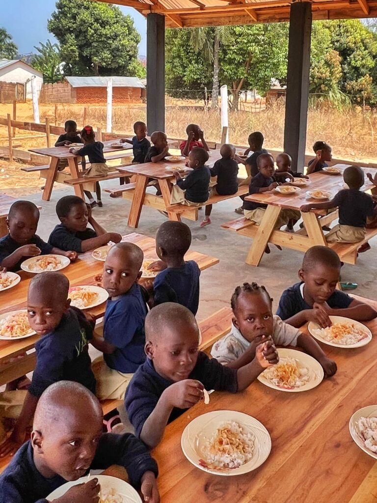 Children eating lunch. Source: Karibia