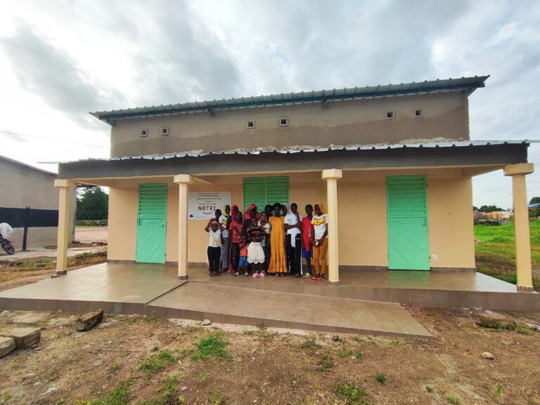 Students outside new classroom. Source: Fundación Guné