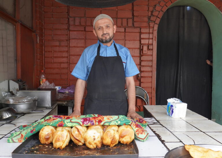 Client of Humo in his store. Source: Humo