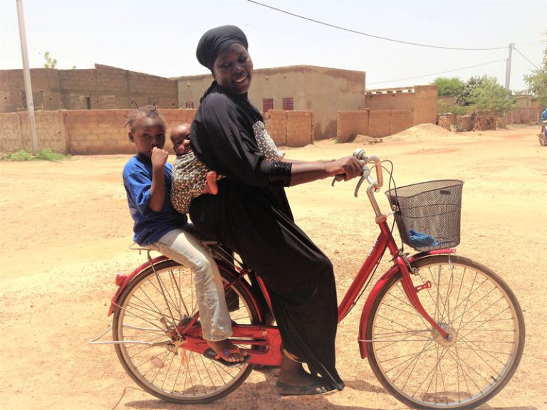 Madre con sus hijos en una bicicleta de Amigos de Rimkieta