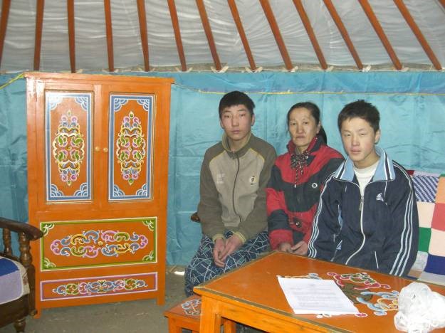Erdenchuluun y sus padres en frente de su ger. Fuente: Christina Noble Children’s Foundation
