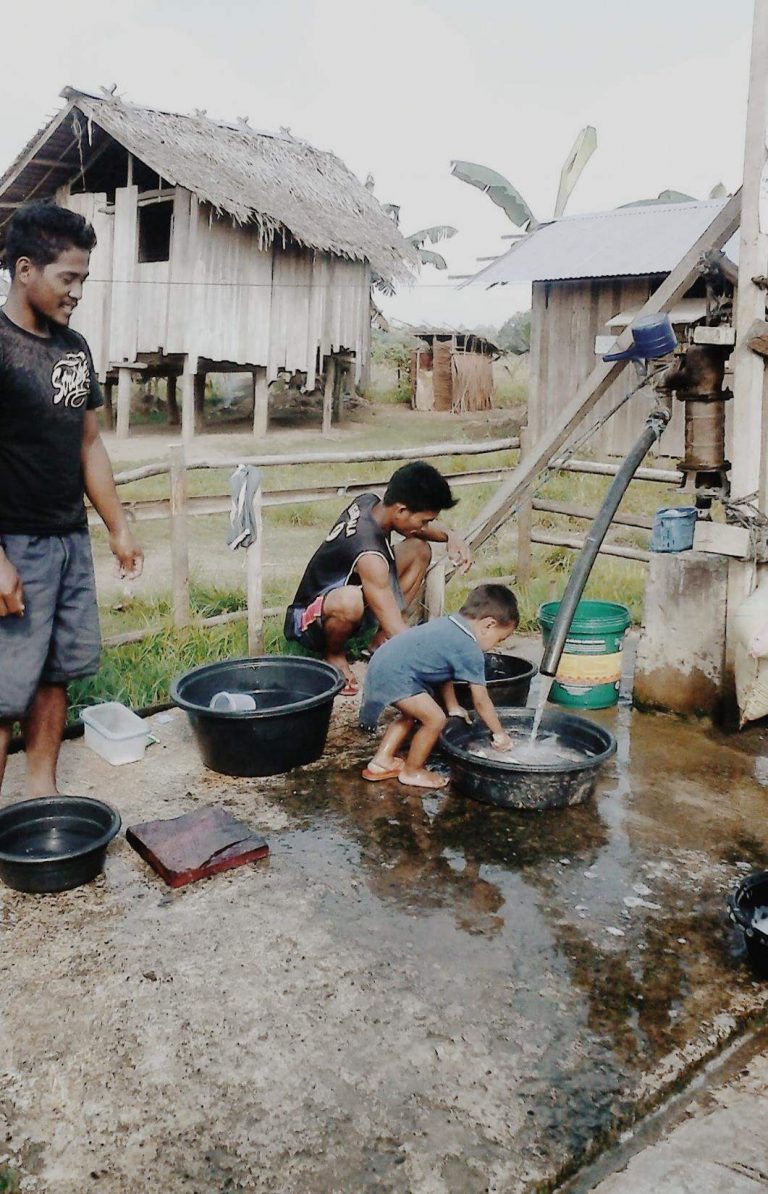 Habitantes de Barangay Oro disfrutando de la disponibilidad de agua. Fuente: CODESPA