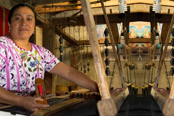 Mujer guatemalteca trabajando en su taller. Fuente: Cooperativa Crediguate RL