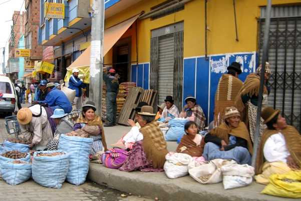 Mujeres indígenas vendiendo su producción en el mercado. Fuente: Fundación Diaconía