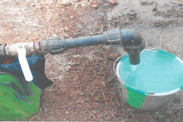 Agua saliendo del pozo en Kanso. Fuente: Ecos de Mali