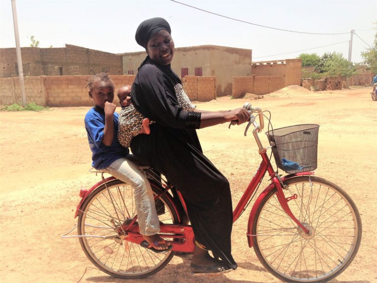 Madre con sus hijos en una bicicleta de Amigos de Rimkieta. Fuente: Amigos de Rimkieta