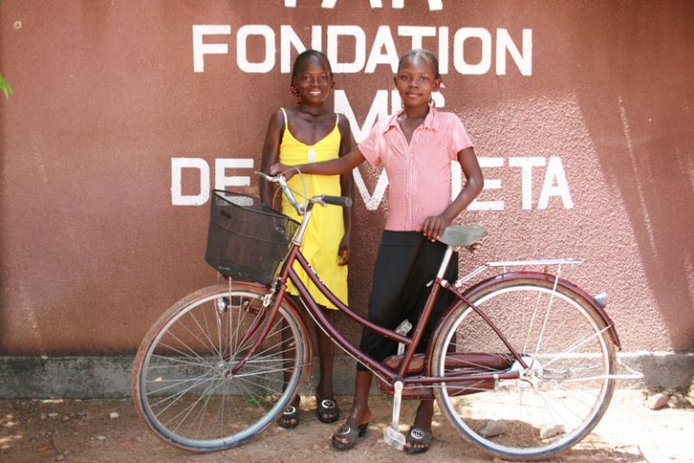 Niños con su bicicleta de Amigos de Rimkieta. Fuente: Amigos de Rimkieta