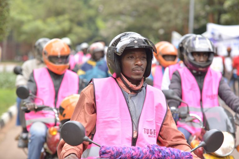 Taxista con su propia boda boda. Fuente: Tugende