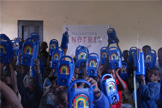 Un grupo de niños al recibir las radios. Fuente: Freeplay Foundation (ahora Lifeline Energy)