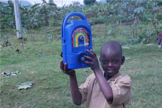 Emmanuel posa con su nueva radio. Fuente: Freeplay Foundation (ahora Lifeline Energy)