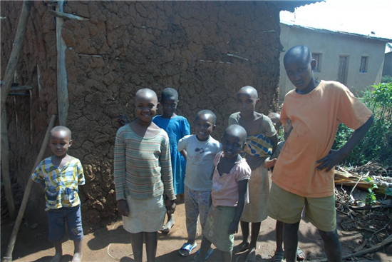 Un grupo de niños a cargo de un cuidador. Fuente: Trust and Care