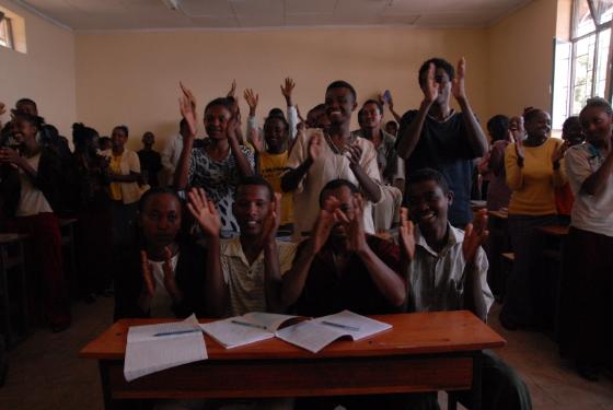 Jóvenes entusiasmados con una de las aulas. Fuente: A Glimmer of Hope