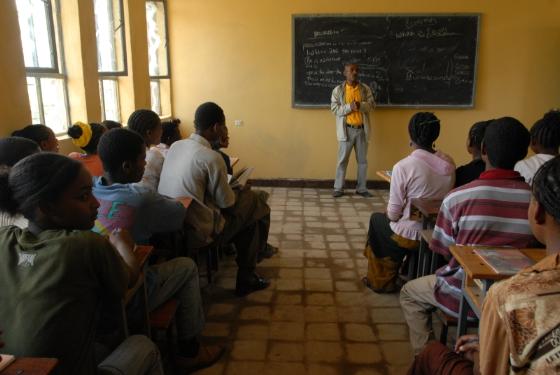 Los alumnos reciben clase en un aula de la escuela en Tercha. Fuente: A Glimmer of Hope