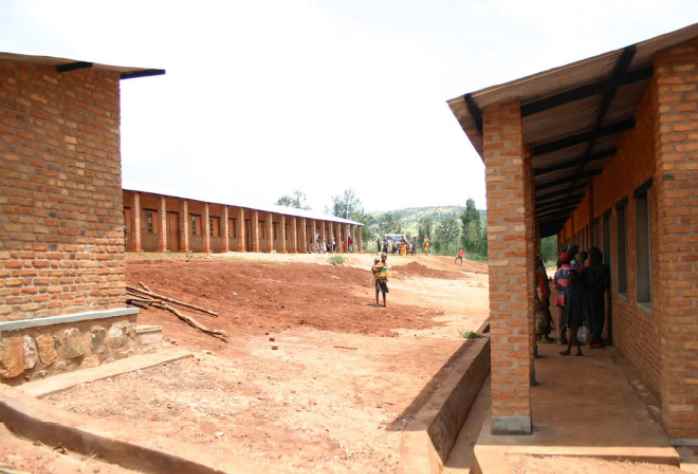 A la derecha, la nueva CoCo Nyagumari, en frente de la escuela primaria. Fuente: Fundación G3T