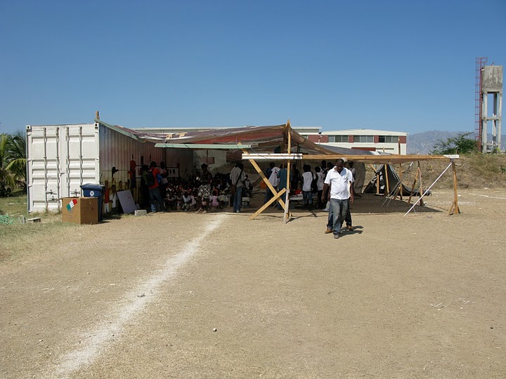 Campamento de ayuda humanitaria en Haití. Fuente: Fundación Nuestros Pequeños Hermanos