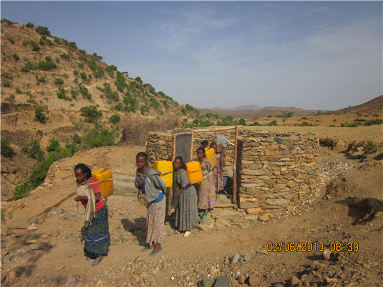 Mujeres volviendo a casa. Fuente: A Glimmer of Hope