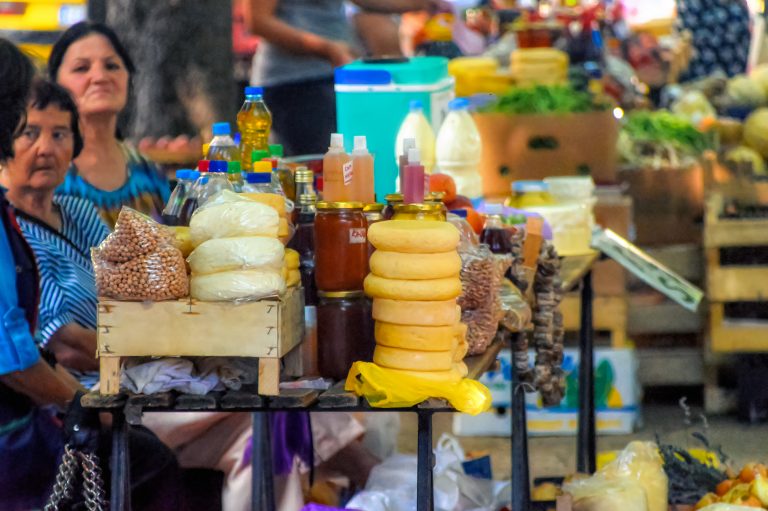 Mujeres vendiendo sus productos en el mercado de Trebinje. Fuente: Goran Vrhovac