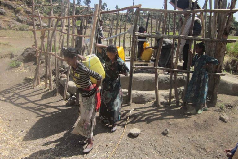 Mujeres volviendo a sus casas con agua. Fuente: A Glimmer of Hope