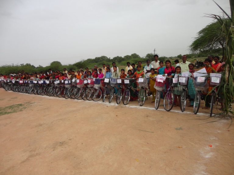 Estudiantes recibiendo sus bicicletas. Fuente: Fundación Vicente Ferrer