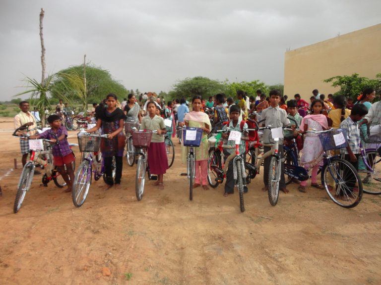 Estudiantes con sus nuevas bicicletas. Fuente: Fundación Vicente Ferrer