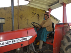 Mujer trabajando con su tractor. Fuente: Los Andes