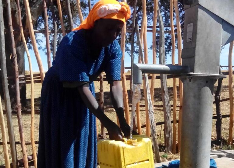 Mujer recogiendo agua de un pozo. Fuente: A Glimmer of Hope