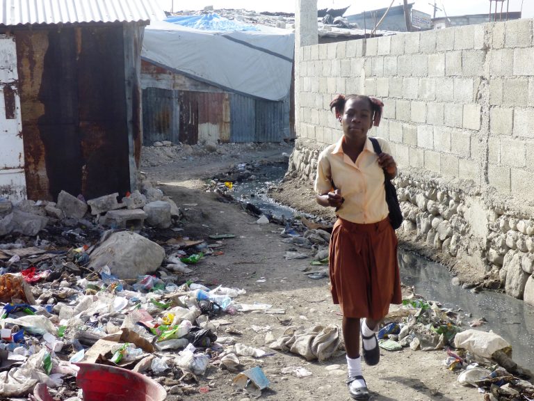 Niña camino a la escuela. Fuente: Fundación Nuestros Pequeños Hermanos