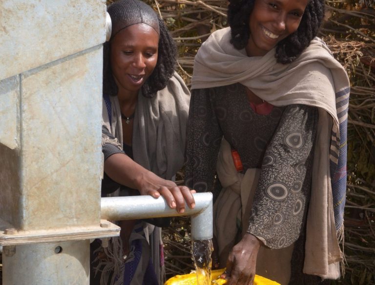 Mujeres recogiendo agua potable. Fuente: A Glimmer of Hope