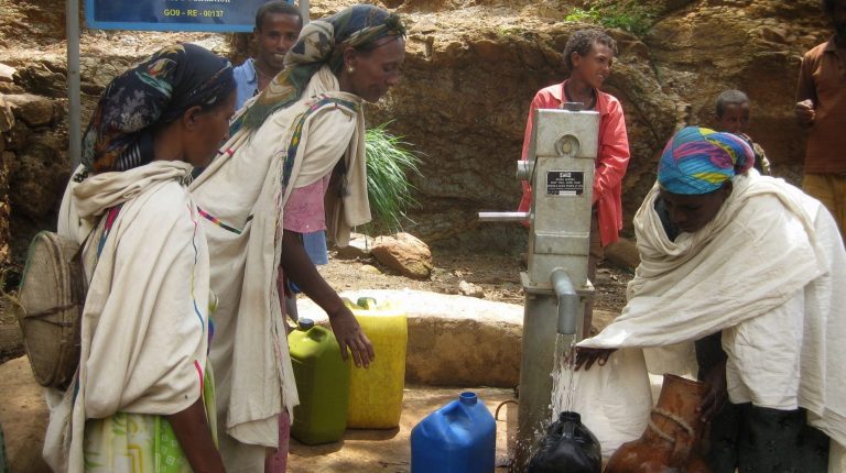 Recogiendo agua potable. Fuente: A Glimmer of Hope