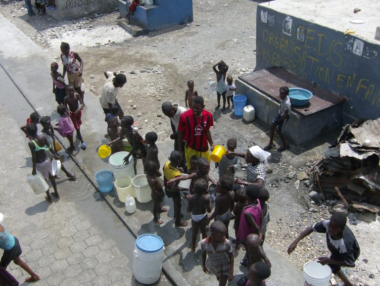 Reparto de agua. Fuente: Fundación Nuestros Pequeños Hermanos