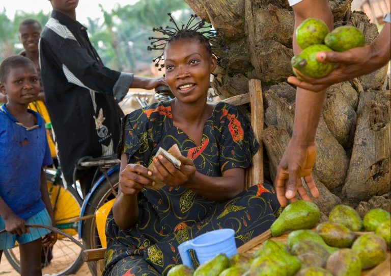 Mujer vendiendo mangos. Fuente: Valeriya Anufriyeva