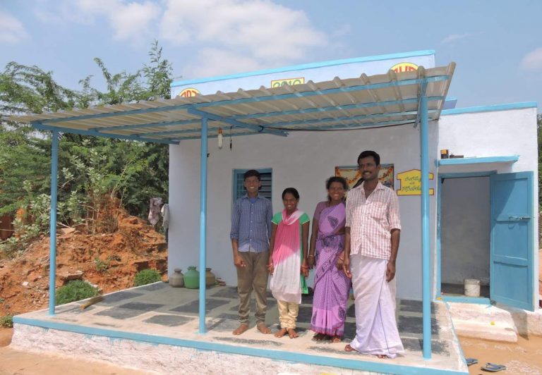 Una familia en su nueva vivienda en el pueblo de Hanumanthanahalli. Fuente: Fundación Vicente Ferrer