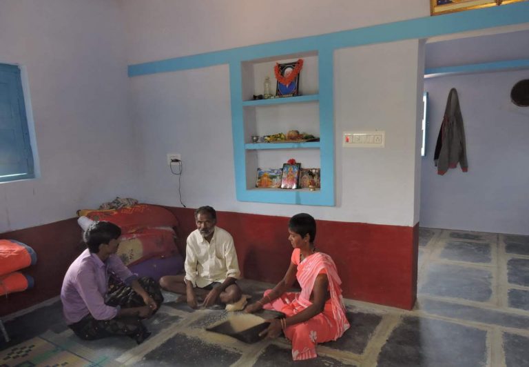 Interior de una casa en la colonia en en Hanumanthanahalli. Fuente: Fundación Vicente Ferrer