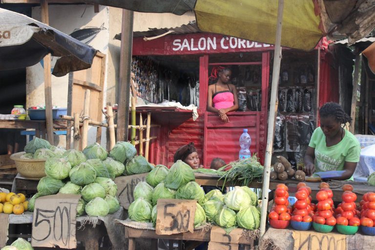 Mercado en las afueras de Kinsasa. Fuente: I-Finance SA