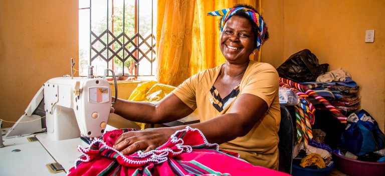 Mujer trabajando. Fuente: Small Enterprise Foundation